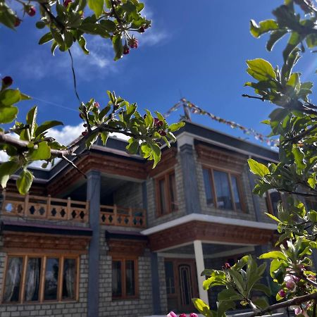 Ladakh Country Inn Leh Exteriör bild