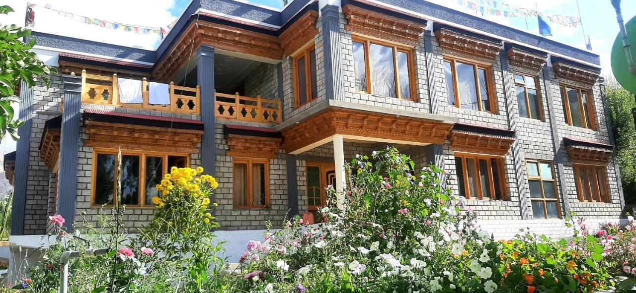 Ladakh Country Inn Leh Exteriör bild