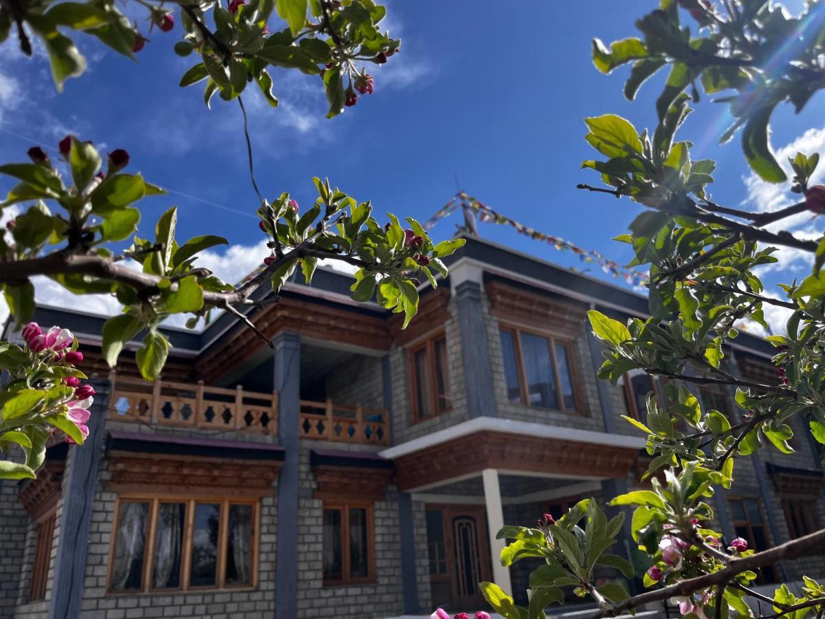 Ladakh Country Inn Leh Exteriör bild